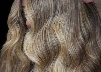 Blonde waves styled at BLONDE BY LUCKE in Astoria, New York, US showcasing expert hairstyling techniques.