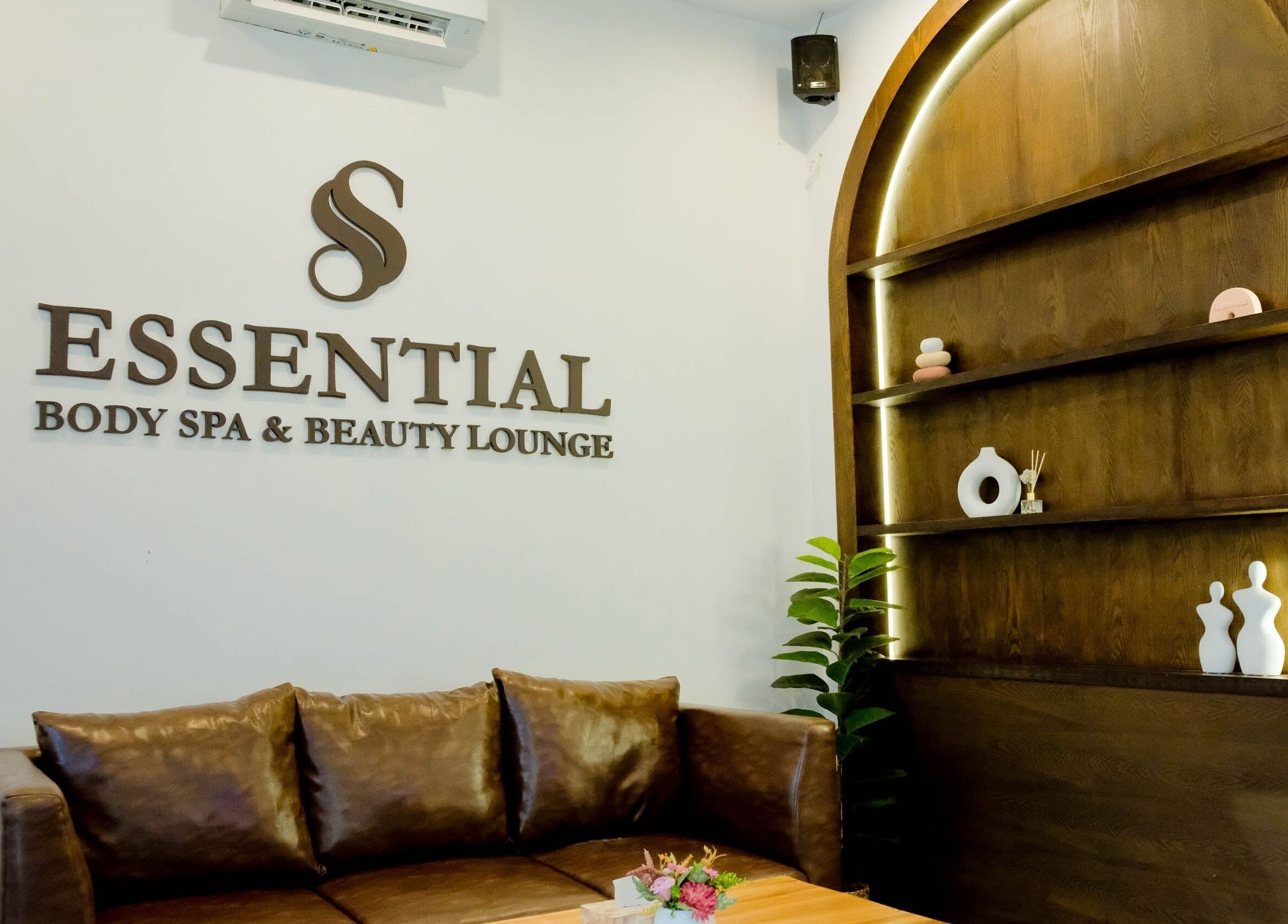 Elegant seating area at Essential Body Spa & Beauty Lounge, Bali, Bali, ID with leather sofa and modern decor.