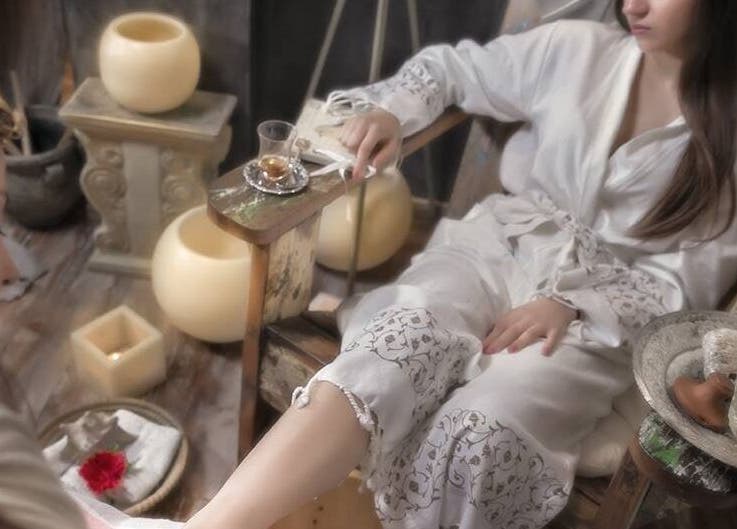 Χαλάρωση με περιποίηση ποδιών στο Niriides Spa, Αθήνα, GR, με αρωματικά κεριά και ρόμπα.