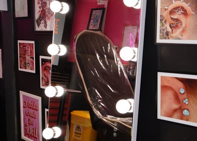 Pierce Me Jessi B studio in Newark-on-trent, England, featuring a stylish piercing room with bright lighting.