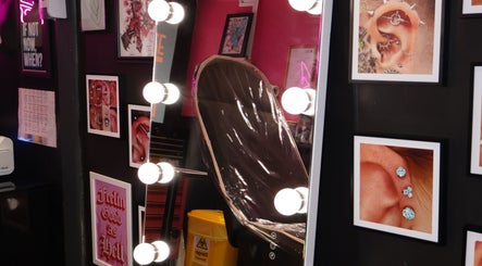 Pierce Me Jessi B studio in Newark-on-trent, England, featuring a stylish piercing room with bright lighting.