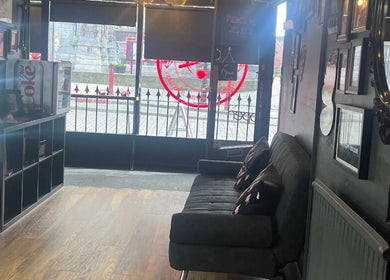 Cozy lobby of Pierce Me Jessi B in Newark-on-trent, England, featuring a stylish couch and modern decor.