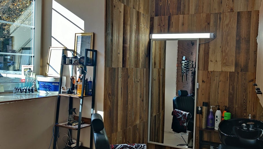 Интерьер Fryzjer Tati с деревянными панелями в Гданьске, Województwo Pomorskie, PL.