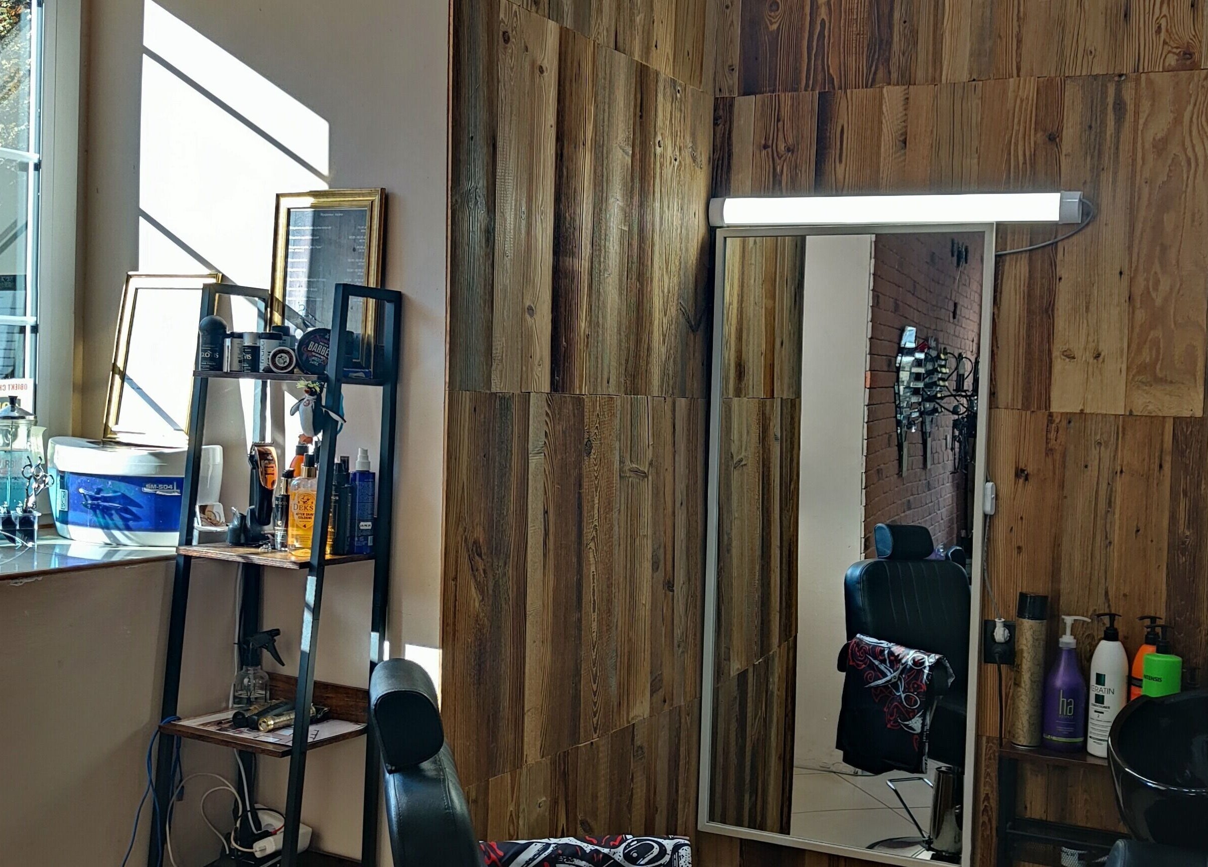 Интерьер Fryzjer Tati с деревянными панелями в Гданьске, Województwo Pomorskie, PL.