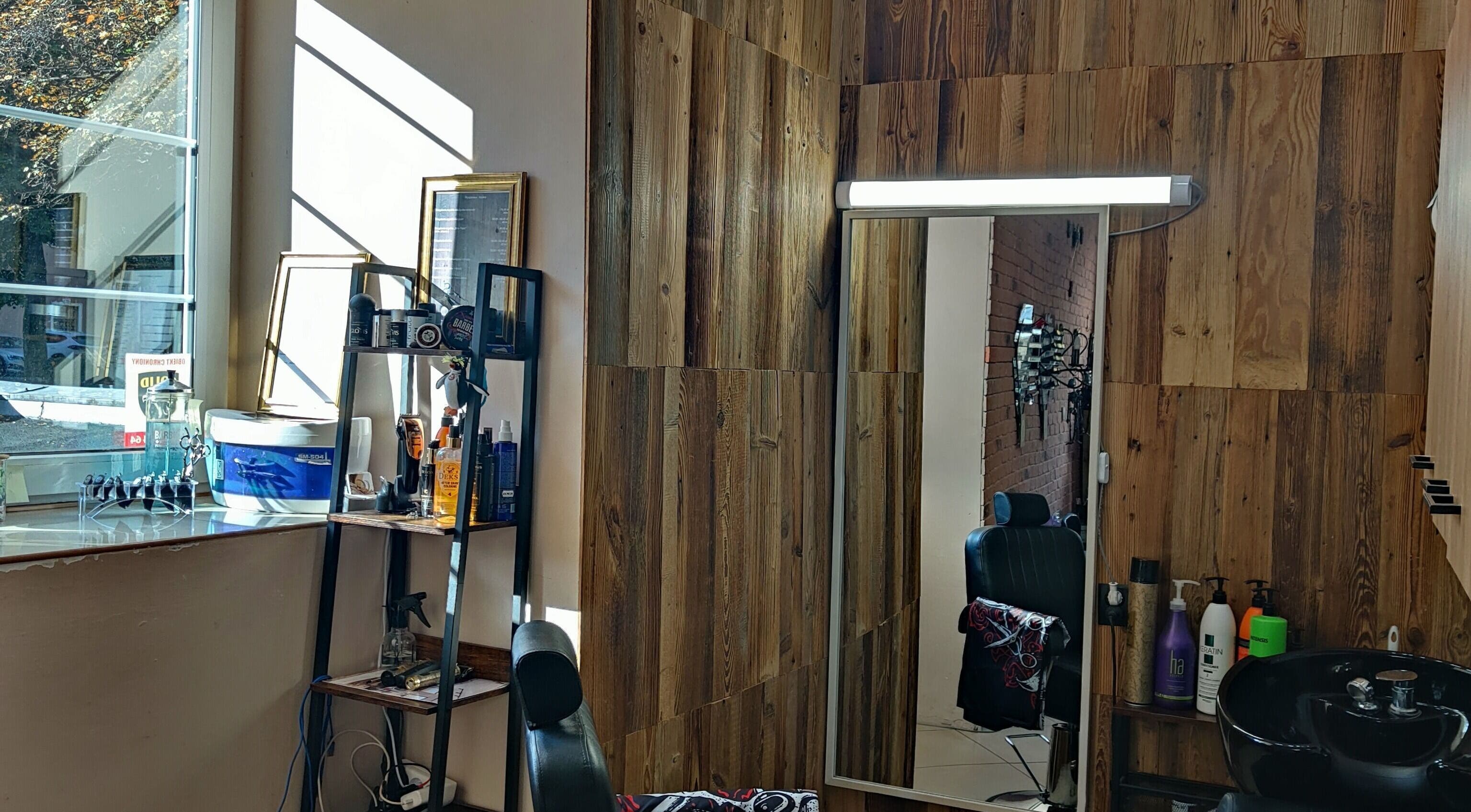 Интерьер Fryzjer Tati с деревянными панелями в Гданьске, Województwo Pomorskie, PL.