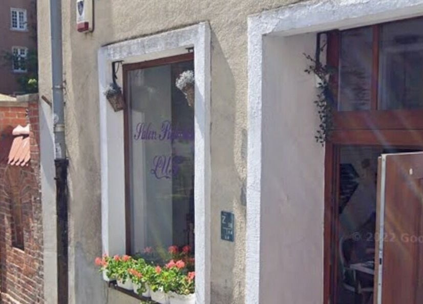 Вход и цветочный декор салона Fryzjer Tati в Гданьске, Województwo Pomorskie, PL.