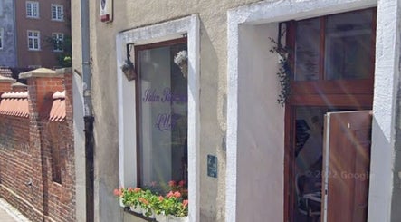 Вход и цветочный декор салона Fryzjer Tati в Гданьске, Województwo Pomorskie, PL.