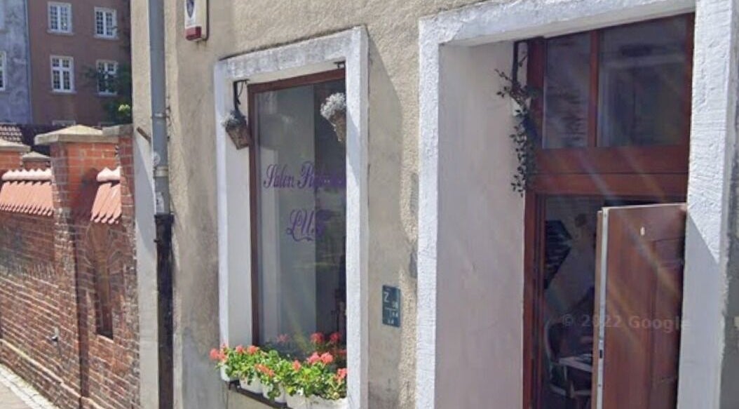 Вход и цветочный декор салона Fryzjer Tati в Гданьске, Województwo Pomorskie, PL.