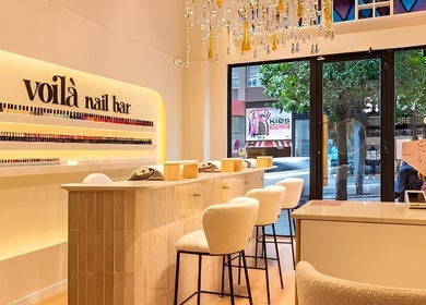 Elegant interior of Voilà Nails And Beauty Gijón, featuring plush seating and chic decor, Gijón, ES.