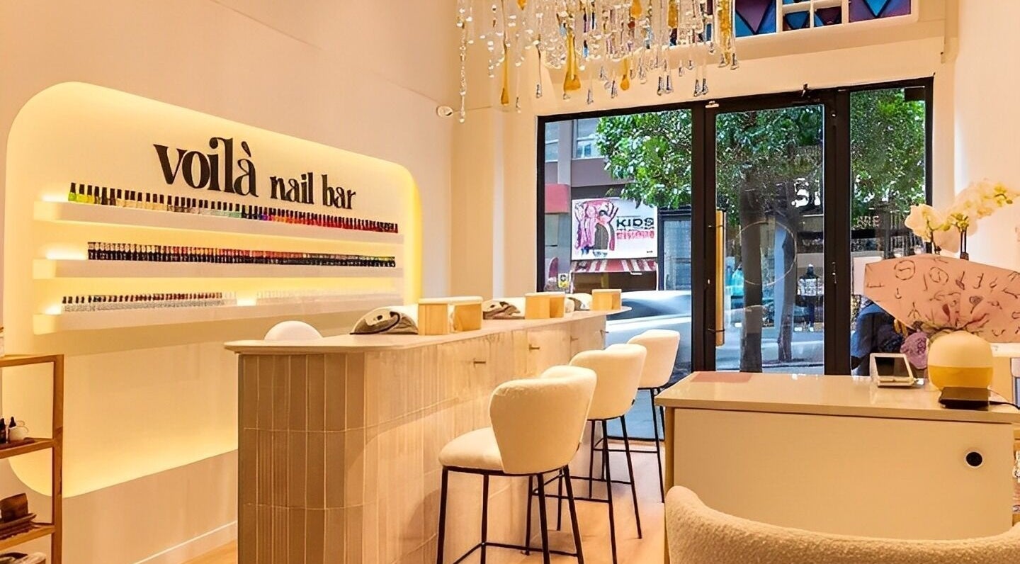 Elegant interior of Voilà Nails And Beauty Gijón, featuring plush seating and chic decor, Gijón, ES.