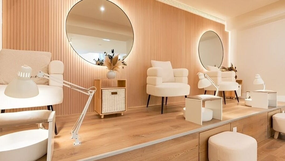 Chic nail salon interior at Voilà Nails and Beauty Oviedo, Oviedo, ES, featuring cozy chairs and modern mirrors.