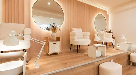 Chic nail salon interior at Voilà Nails and Beauty Oviedo, Oviedo, ES, featuring cozy chairs and modern mirrors.