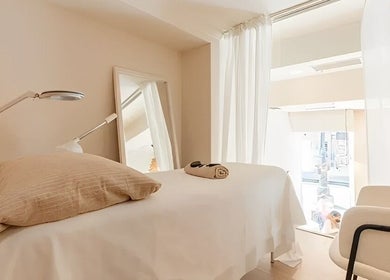 Relaxing spa room at Voilà Nails and Beauty Oviedo, Oviedo, ES with a cozy treatment bed and soft lighting.