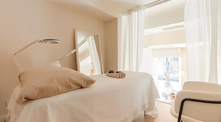 Relaxing spa room at Voilà Nails and Beauty Oviedo, Oviedo, ES with a cozy treatment bed and soft lighting.