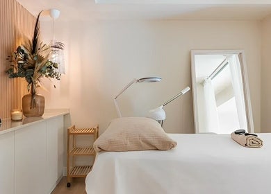Tranquil treatment room at Voilà Nails and Beauty Oviedo, featuring a cozy massage bed, soft lighting, Oviedo, ES.