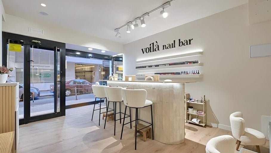 Interior of Voila Nails Beauty Madrid in Comunidad De Madrid, ES, showcasing chic nail bar seating.