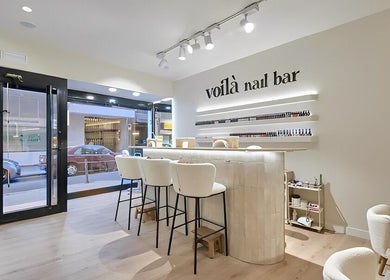 Interior of Voila Nails Beauty Madrid in Comunidad De Madrid, ES, showcasing chic nail bar seating.
