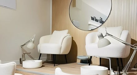 Relaxing pedicure area at Voila Nails Beauty Madrid, Madrid, Comunidad De Madrid, ES with plush chairs.