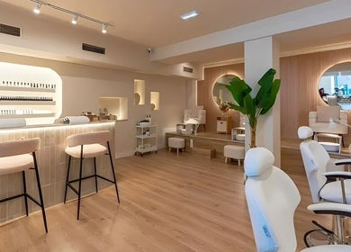 Elegant interior of Voilà Nails and Beauty Oviedo, featuring modern chairs and plant decor in Oviedo, ES.