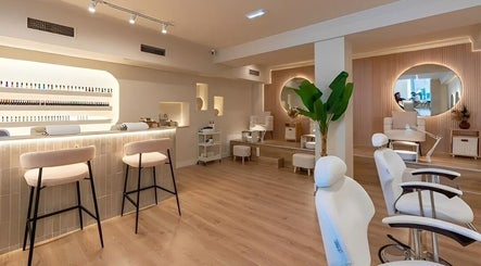 Elegant interior of Voilà Nails and Beauty Oviedo, featuring modern chairs and plant decor in Oviedo, ES.