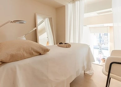 A tranquil massage room at Voilà Nails and Beauty Oviedo, featuring a cozy bed and soft lighting, Oviedo, ES.