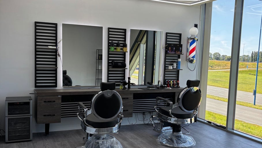 Moderne kappersstoelen bij Dimma The Barber in Zoetermeer, Zuid-holland, NL met helder natuurlijk licht.