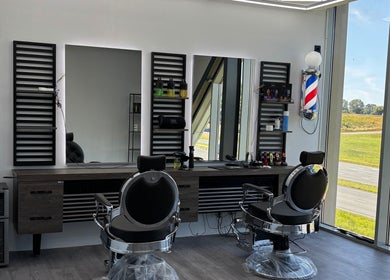 Moderne kappersstoelen bij Dimma The Barber in Zoetermeer, Zuid-holland, NL met helder natuurlijk licht.
