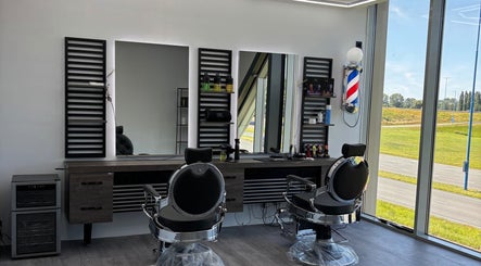 Moderne kappersstoelen bij Dimma The Barber in Zoetermeer, Zuid-holland, NL met helder natuurlijk licht.