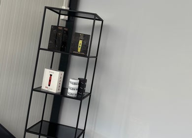 Product presentatie bij Dimma The Barber, Zoetermeer, Zuid-Holland, NL met tondeuse en verzorgingsproducten.