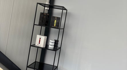 Product presentatie bij Dimma The Barber, Zoetermeer, Zuid-Holland, NL met tondeuse en verzorgingsproducten.