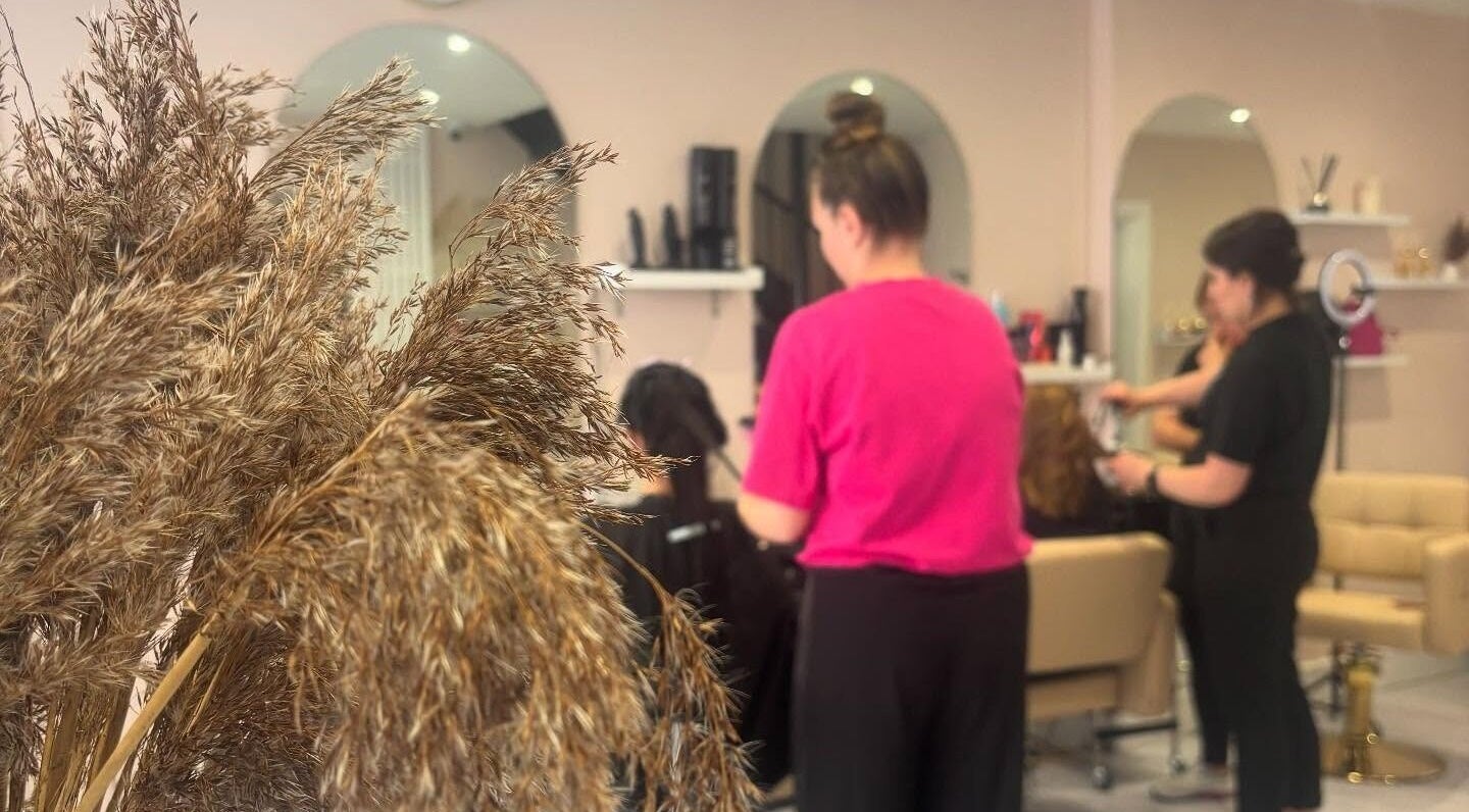 Стилисты работают в Glam Beauty Salon, Лимерик, Лимерик, IE: зеркала, декор и растения.