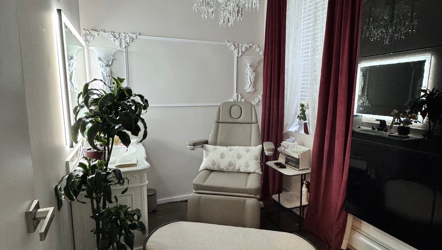 Luxurious treatment room at Etonne Clinic, New York, New York, US, featuring plush seating and ambient lighting.