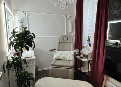 Luxurious treatment room at Etonne Clinic, New York, New York, US, featuring plush seating and ambient lighting.