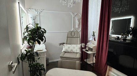Luxurious treatment room at Etonne Clinic, New York, New York, US, featuring plush seating and ambient lighting.