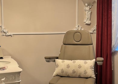 Luxurious treatment chair in Etonne Clinic, New York, New York, US, exuding elegance and comfort.