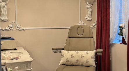 Luxurious treatment chair in Etonne Clinic, New York, New York, US, exuding elegance and comfort.