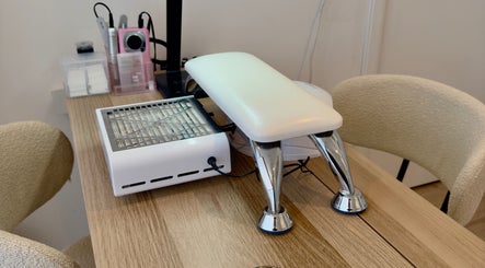 Moderne nageltafel bij Nailed It By Ash in Purmerend, Noord-holland, NL, met apparatuur voor nagelverzorging.
