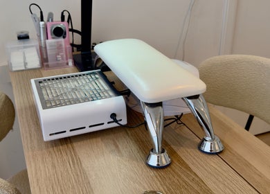 Moderne nageltafel bij Nailed It By Ash in Purmerend, Noord-holland, NL, klaar voor manicure.