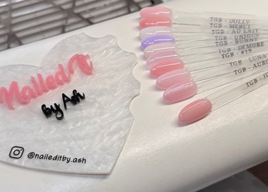 Nailkleurstalen bij Nailed It By Ash, Purmerend, Noord-holland, NL. Pastelkleuren en merkplaatje zichtbaar.