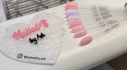 Nailkleurstalen bij Nailed It By Ash, Purmerend, Noord-holland, NL. Pastelkleuren en merkplaatje zichtbaar.