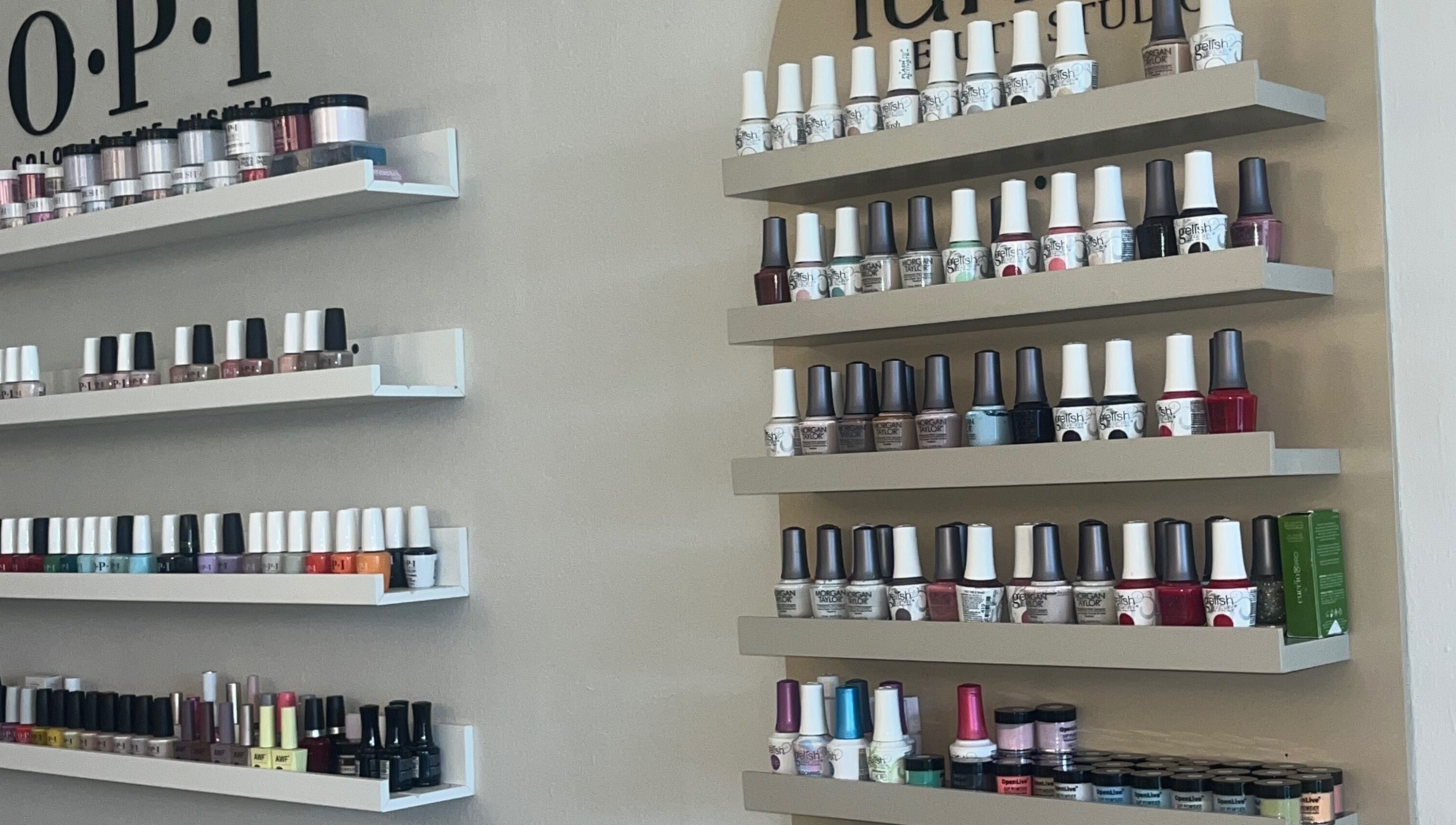 Variedad de esmaltes de uñas en Lunaia Beauty Studio, La Vega, La Vega, DO.
