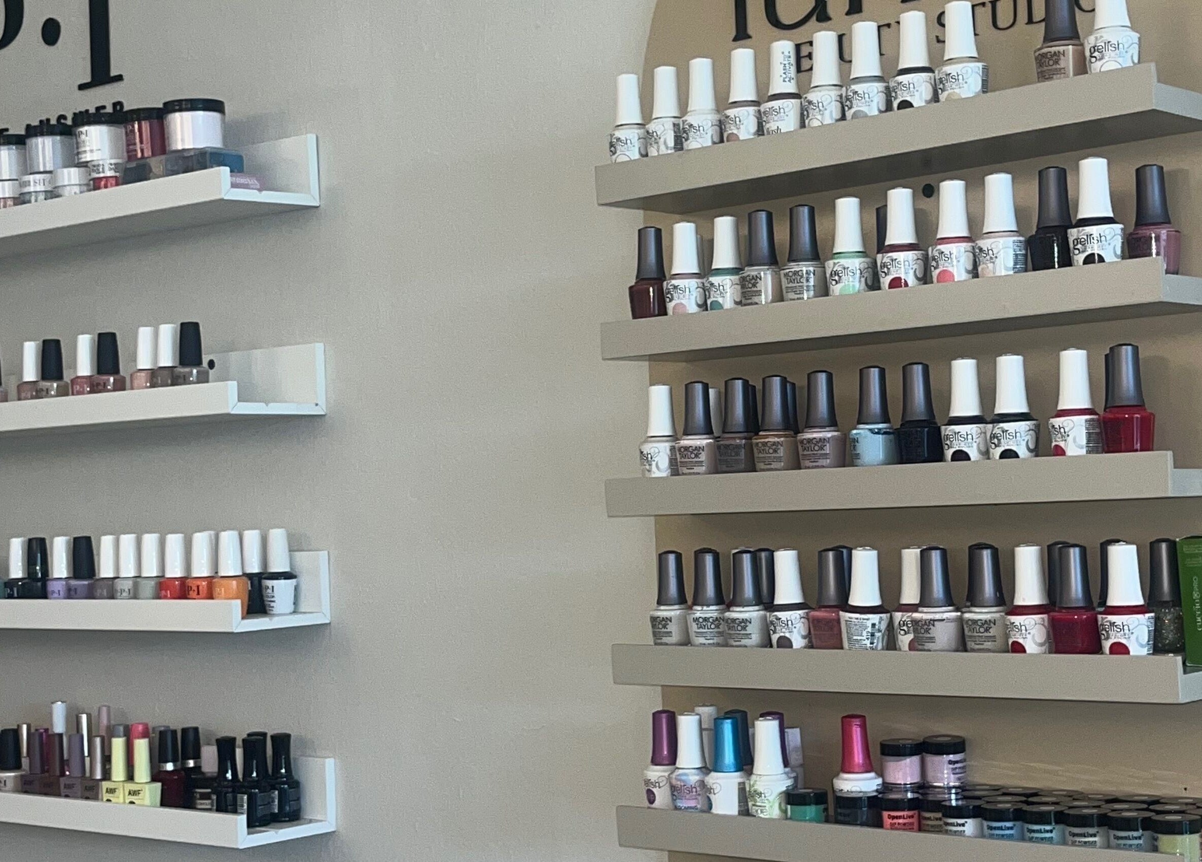 Variedad de esmaltes de uñas en Lunaia Beauty Studio, La Vega, La Vega, DO.