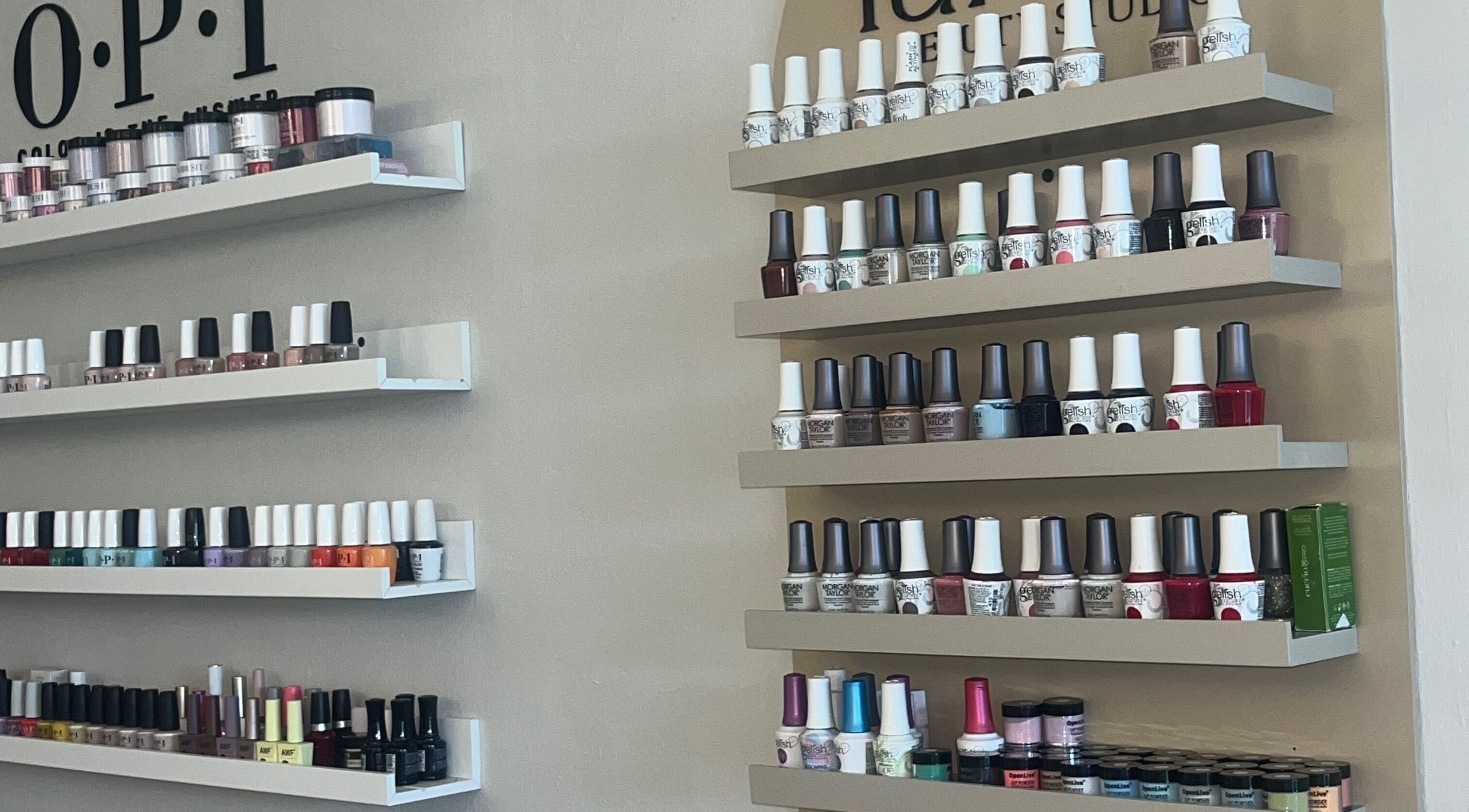 Variedad de esmaltes de uñas en Lunaia Beauty Studio, La Vega, La Vega, DO.