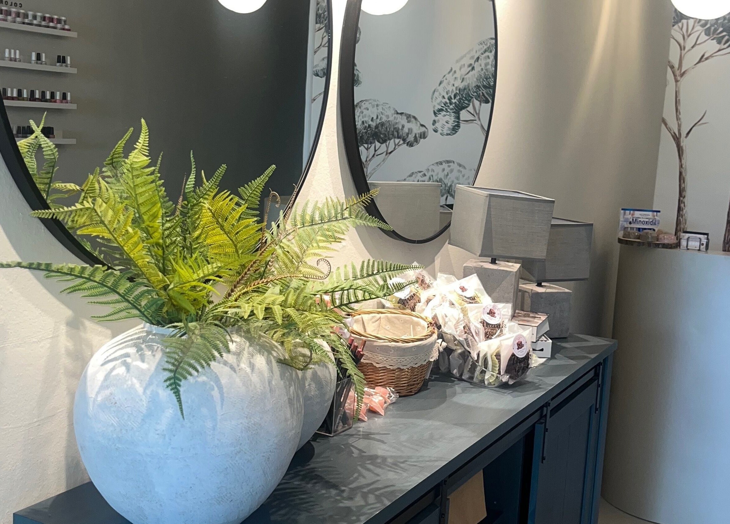 Interior acogedor de Lunaia Beauty Studio en La Vega con decoración natural y productos de belleza.