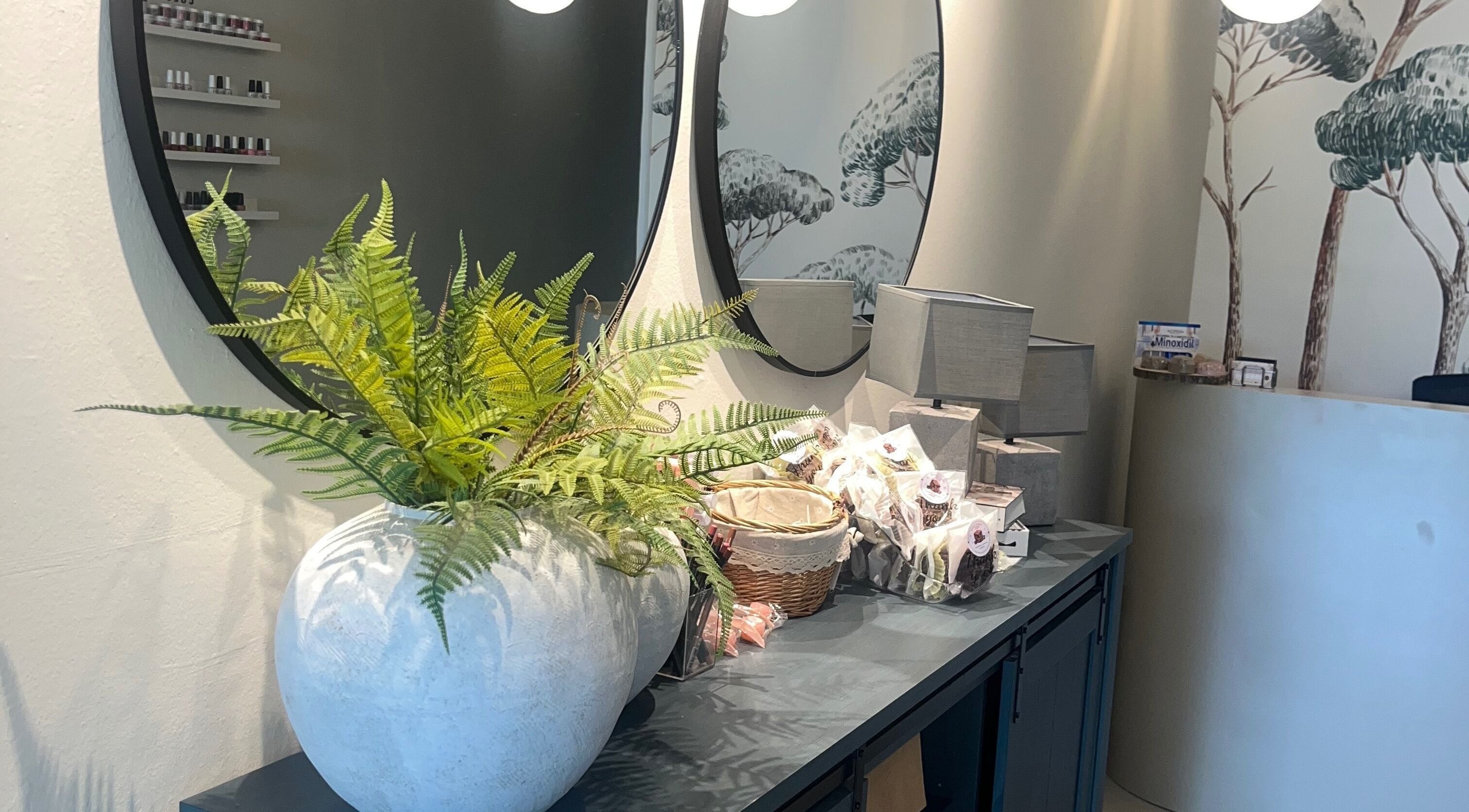 Interior acogedor de Lunaia Beauty Studio en La Vega con decoración natural y productos de belleza.