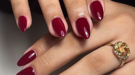 Uñas en tono carmesí, servicio destacado en Nailskathestudio, Panamá, Provincia De Panamá, PA.