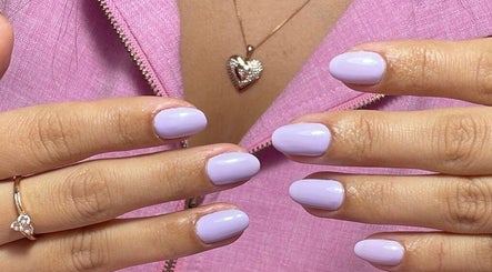 Hermosas uñas lila en Nailskathestudio, Panamá, Provincia De Panamá, PA, destacando estilo y elegancia.