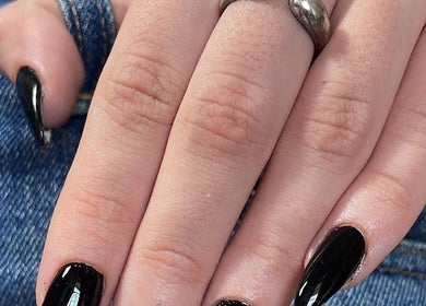 Manicura negra elegante en Nailskathestudio, Panamá, Provincia De Panamá, PA. Diseño de uñas moderno y sofisticado.