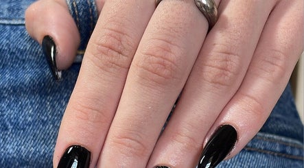 Manicura negra elegante en Nailskathestudio, Panamá, Provincia De Panamá, PA. Diseño de uñas moderno y sofisticado.