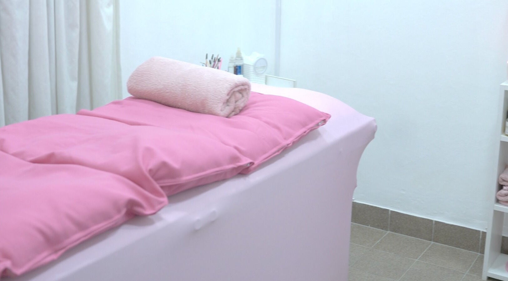 Camilla con manta rosa en ANI VIOLA ESTÉTICA, BELLEZA Y SPA, 9 de Julio, Provincia De Buenos Aires, AR.